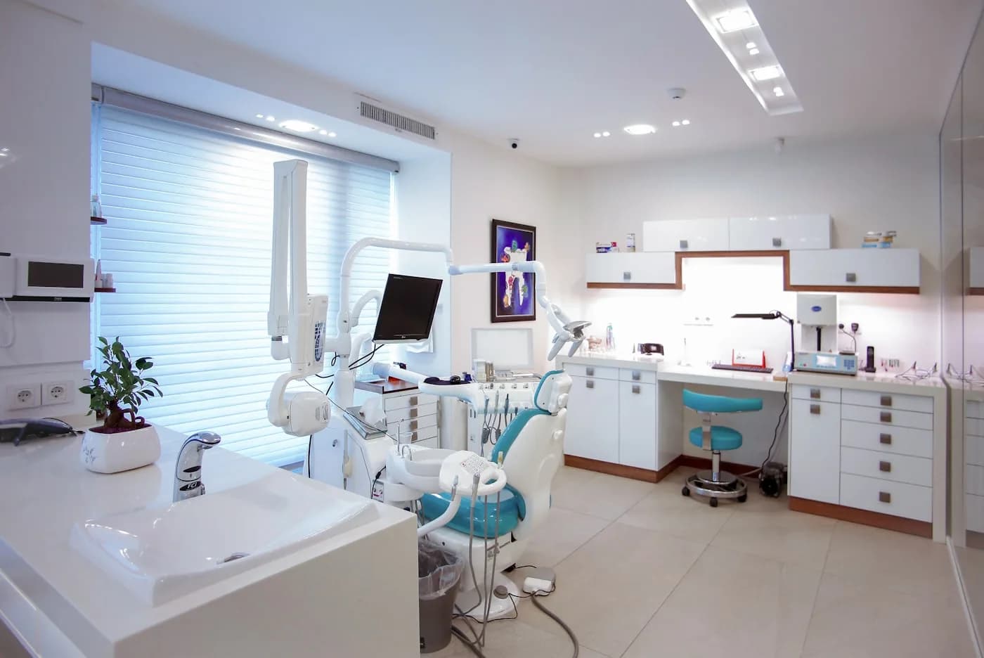 Gabinete dental con sillón y equipo de trabajo