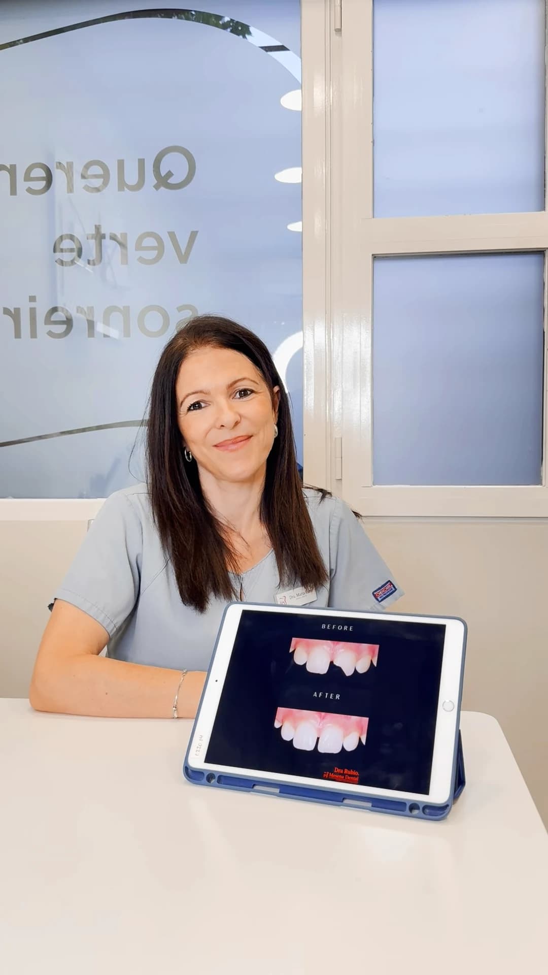 La Dra. Rubio explicando tratamientos de estética dental