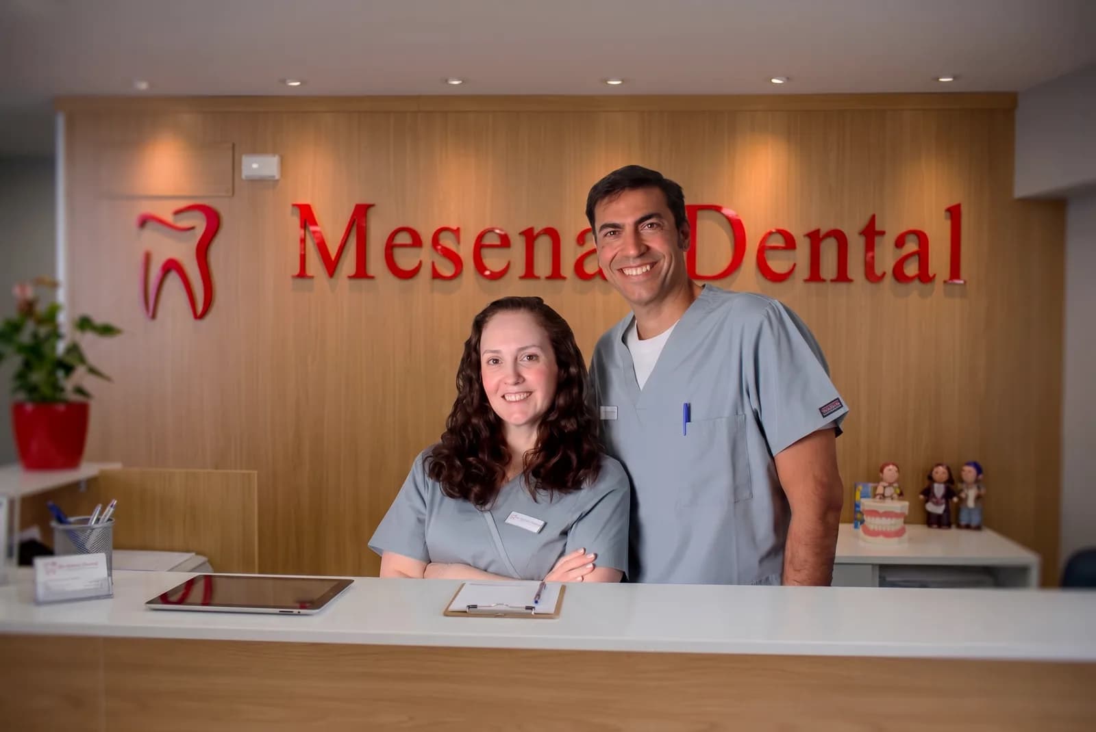 El Dr. Páez y la Dra. Iglesias en la recepción de Mesena Dental