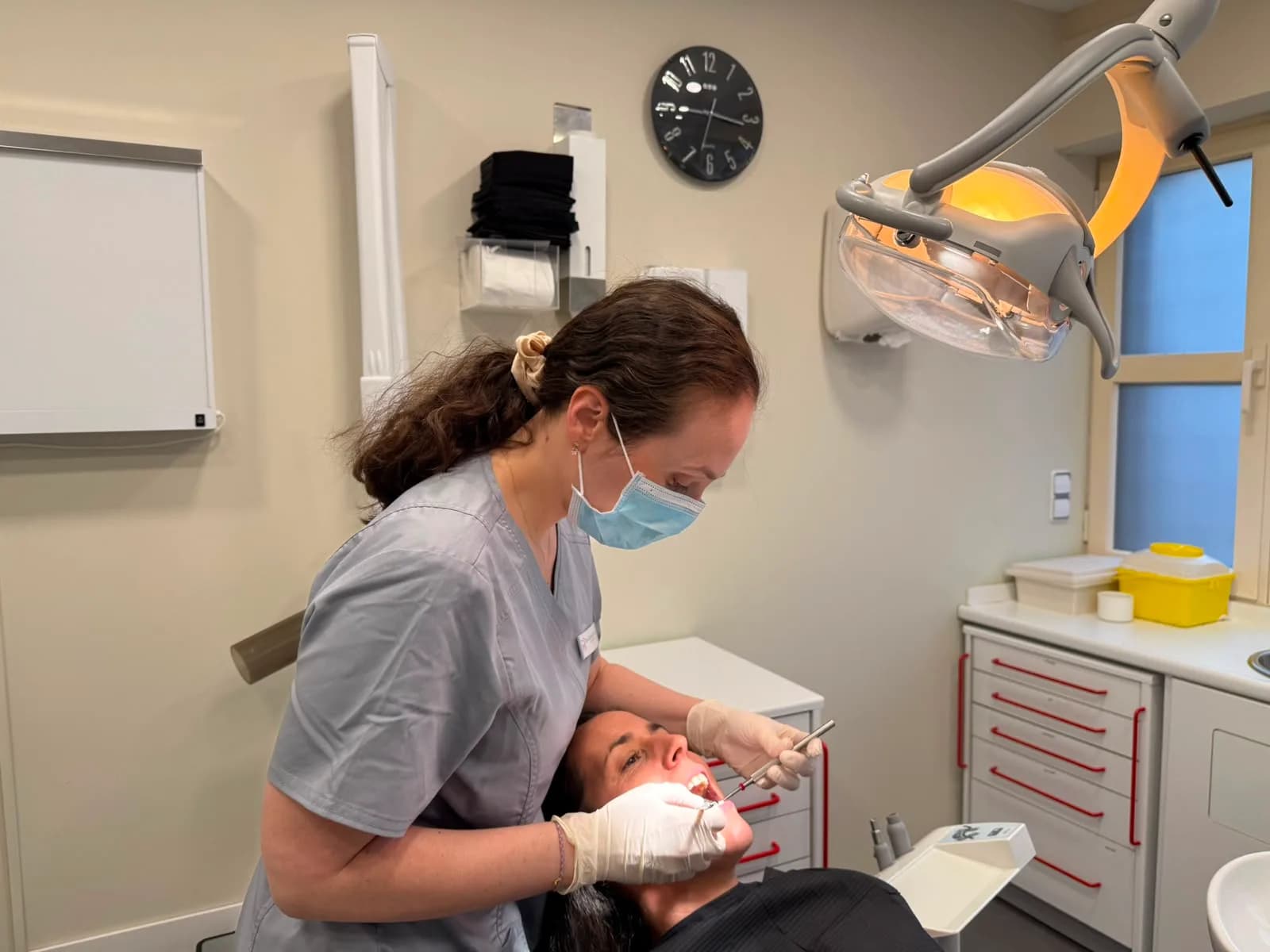 Cirugía dental en un gabinete de Mesena Dental