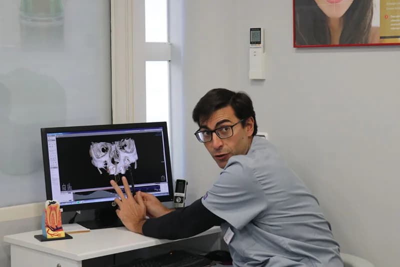 Doctor de Mesena Dental revisando un TAC del maxilar