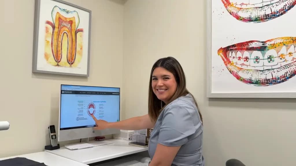 Doctora de Mesena Dental explicando la dentición temporal en pantalla