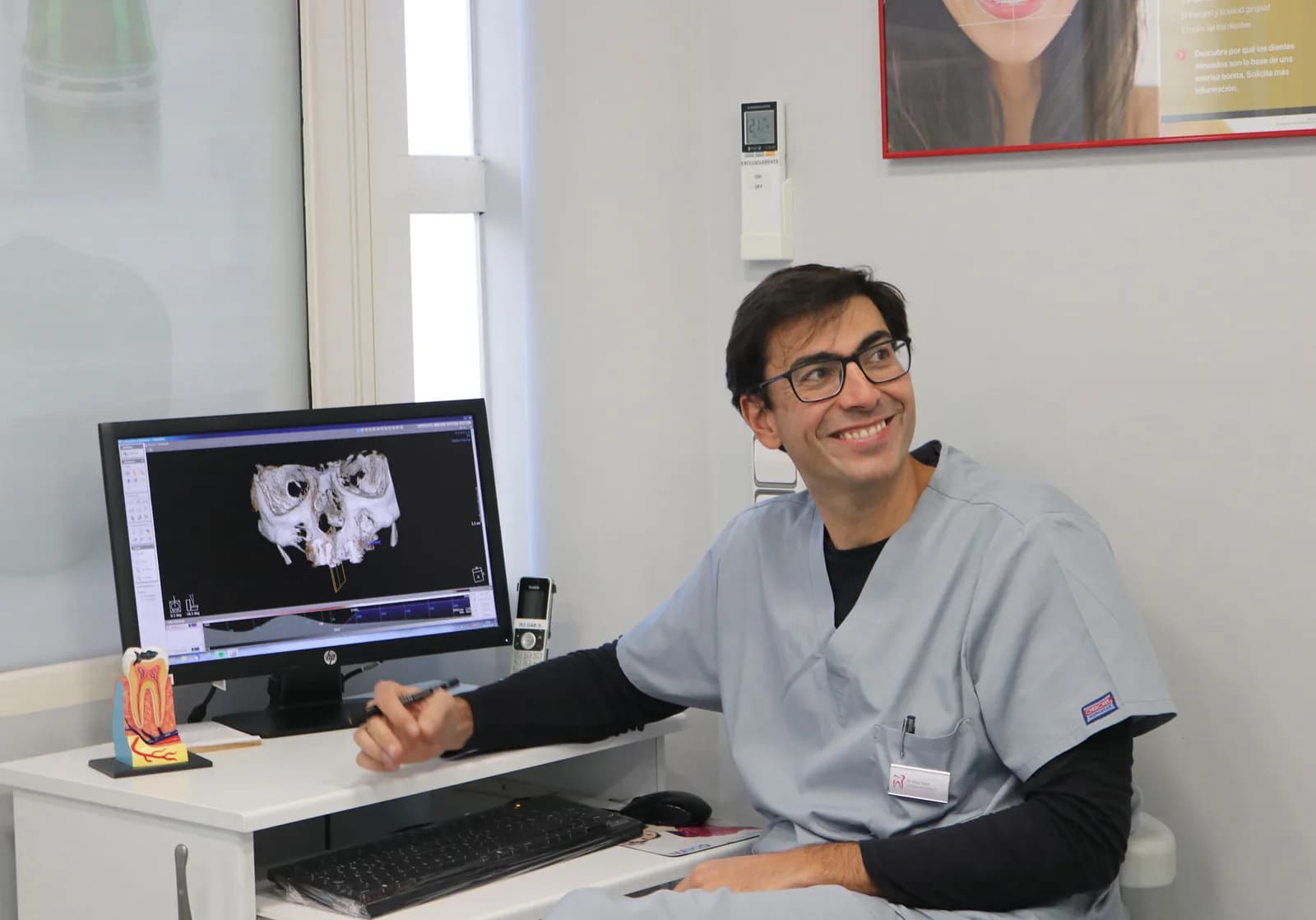 Doctor analizando una radiografía 3D en Mesena Dental